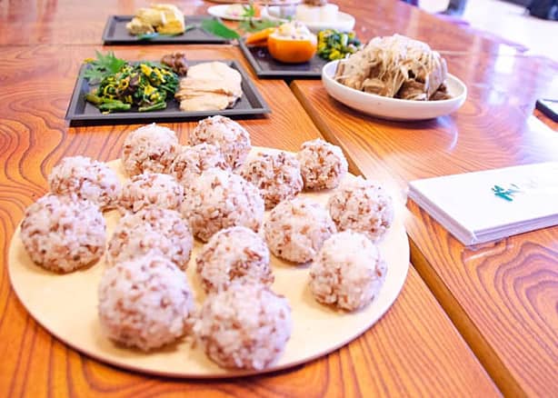 赤米を食べる